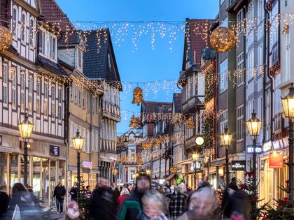 Fußgängerzone mit Weihnachtsbeleuchtung