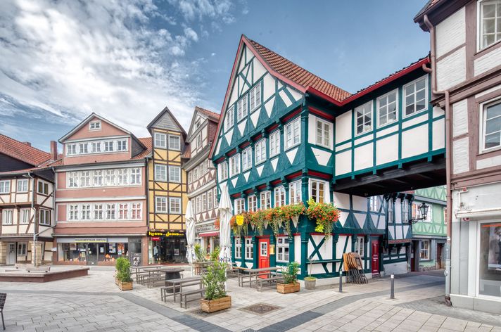 Fachwerkhäuser mit bunten Fassaden und Blumenschmuck am Stadtmarkt in Wolfenbüttel