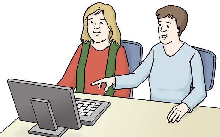 Zwei Mensche sitzen vor einem Computer