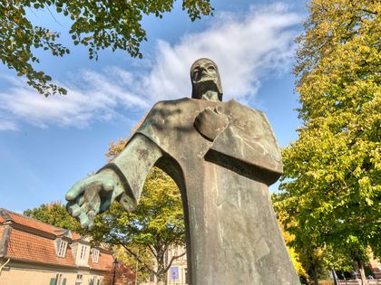 Statue von Nathan dem Weisen vor dem Lessinghaus im Herbst