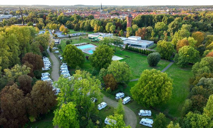 Wohnmobilstellplatz neben dem Stadtbad mitten im Grünen, im Hintergrund die Altstadt.