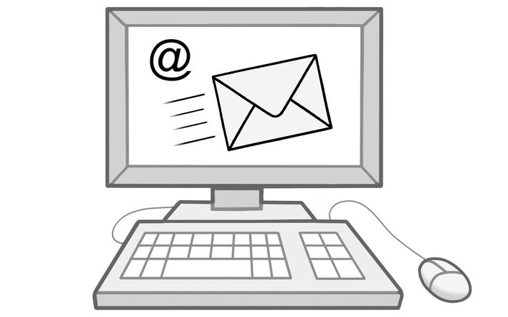 Ein Computer, auf dem Bildschirm ist ein Briefumschlag 