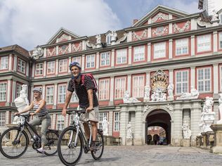 Radfahrer vor dem Schloss Wolfenbüttel
