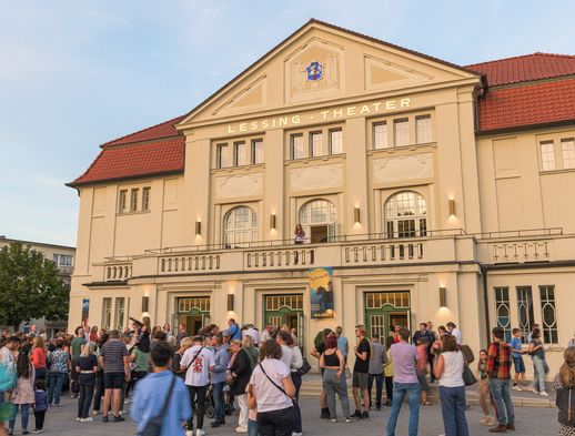 Menschenmenge vor dem erleuchteten Lessingtheater Wolfenbüttel während der Kulturnacht.