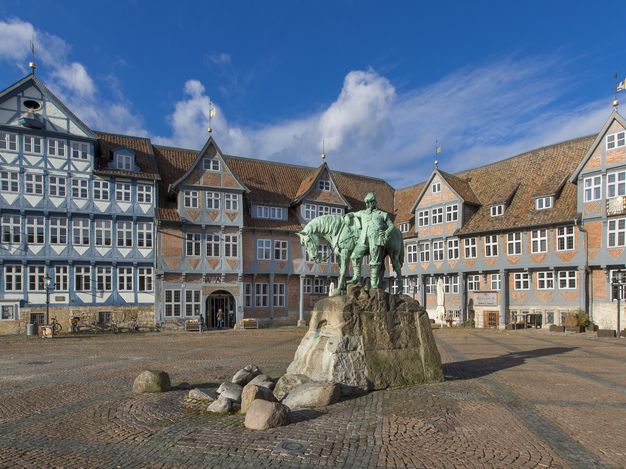 Herzog August Denkmal vor dem Fachwerk-Rathaus