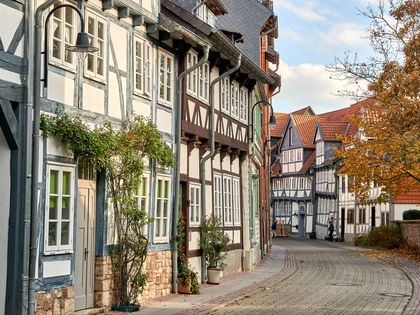 Blick auf Fachwerkhäuser in der Krummen Straße im Herbst