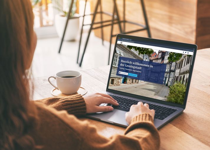 Eine Person arbeitet am Laptop mit einer Webseite über Wolfenbüttel