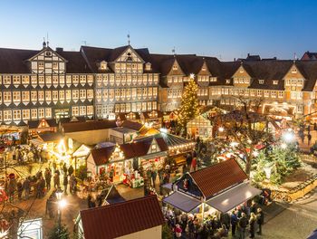 Weihnachtsmarkt vor dem festlich beleuchteten Fachwerk-Rathaus