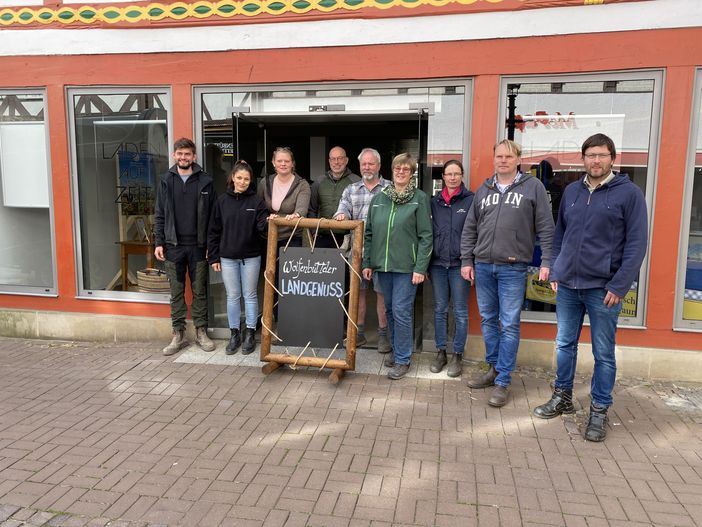 Betreiber der Wolfenbütteler Landgenuss vor dem Laden auf Zeit