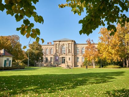Blick auf die Herzog August Bibliothek eingerahmt von herbstlichen Bäumen